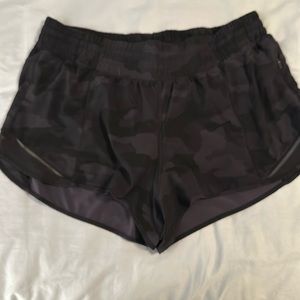 LULULEMON SIZE 10 HOT HOTTIE 2.5 inch SHORTS
